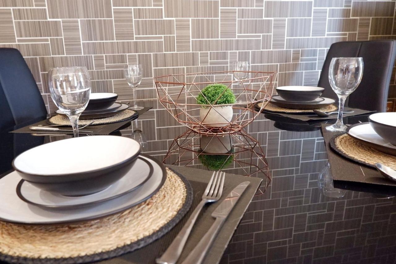 Stunning Close To Station With Free Parking! * CBG