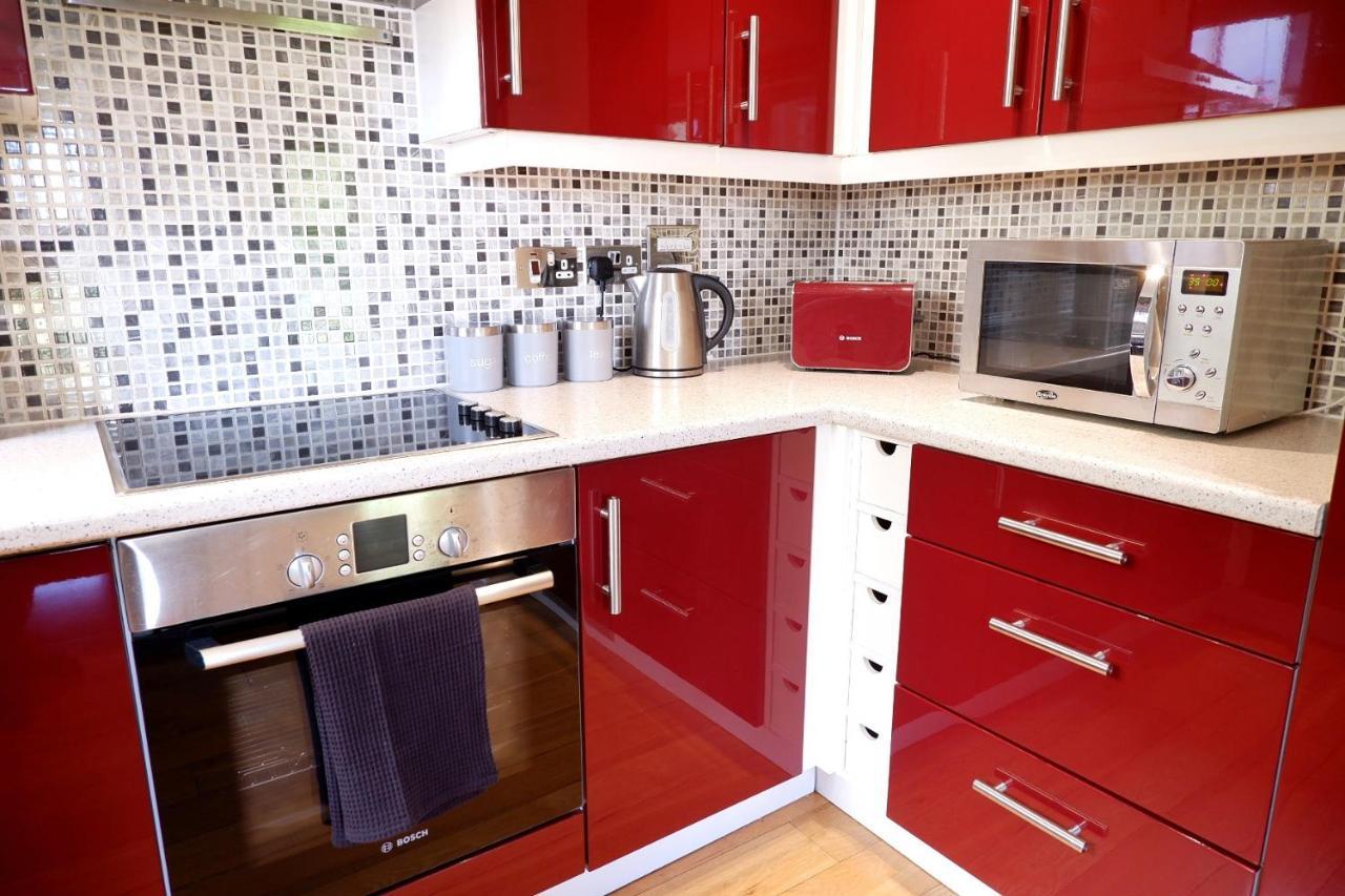Stunning Close To Station With Free Parking! CBG